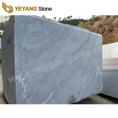 Carreg Farmor Gwyn A Llwyd Naturiol yn Blocio Chwarel ei Hun